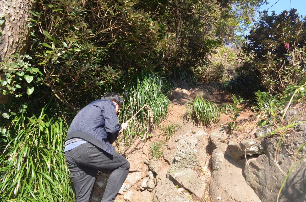 진곶내를 찾은 방문객이 밧줄에 의지해 경사가 가파른 구간을 내려가는 모습.