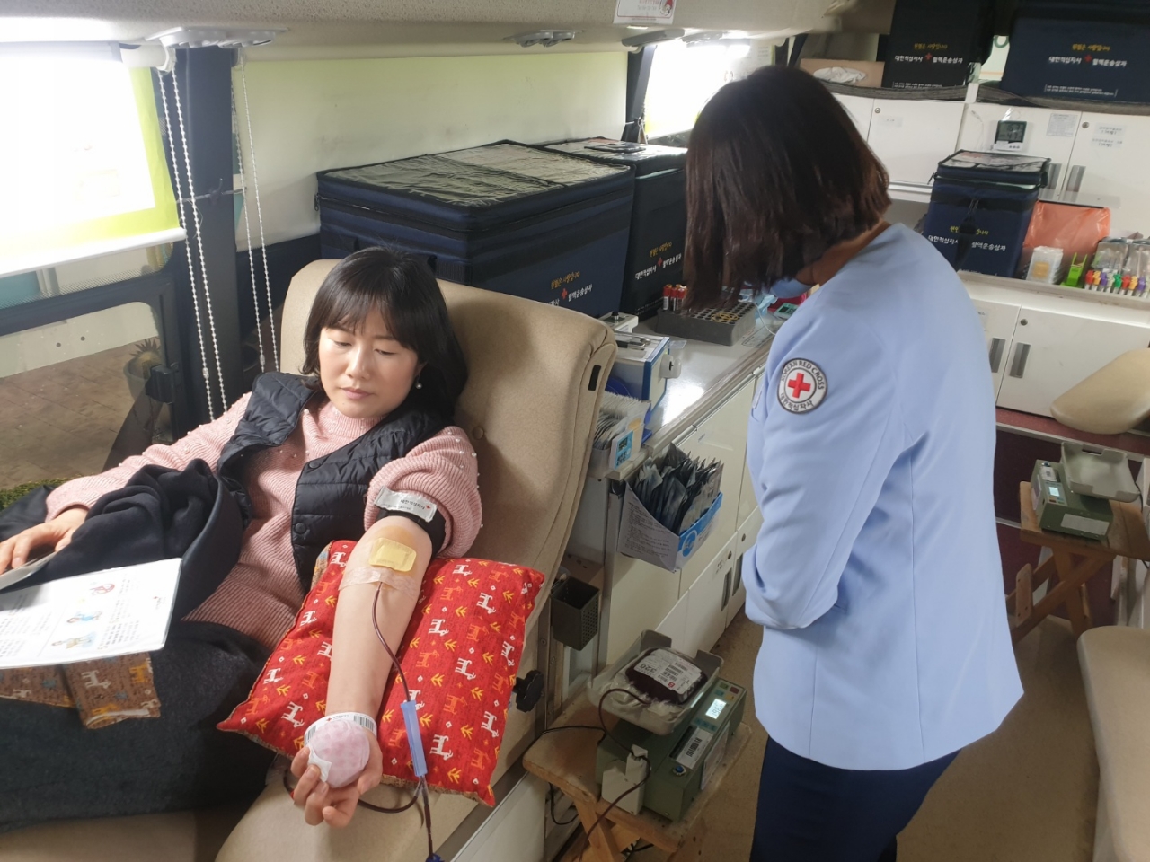 17일 제주시 도남동 한국산업인력공단 제주지사 주차장에 세워진 대한적십자사 제주혈액원 헌혈버스에서 공단 직원 김선영씨가 헌혈을 하고 있다.