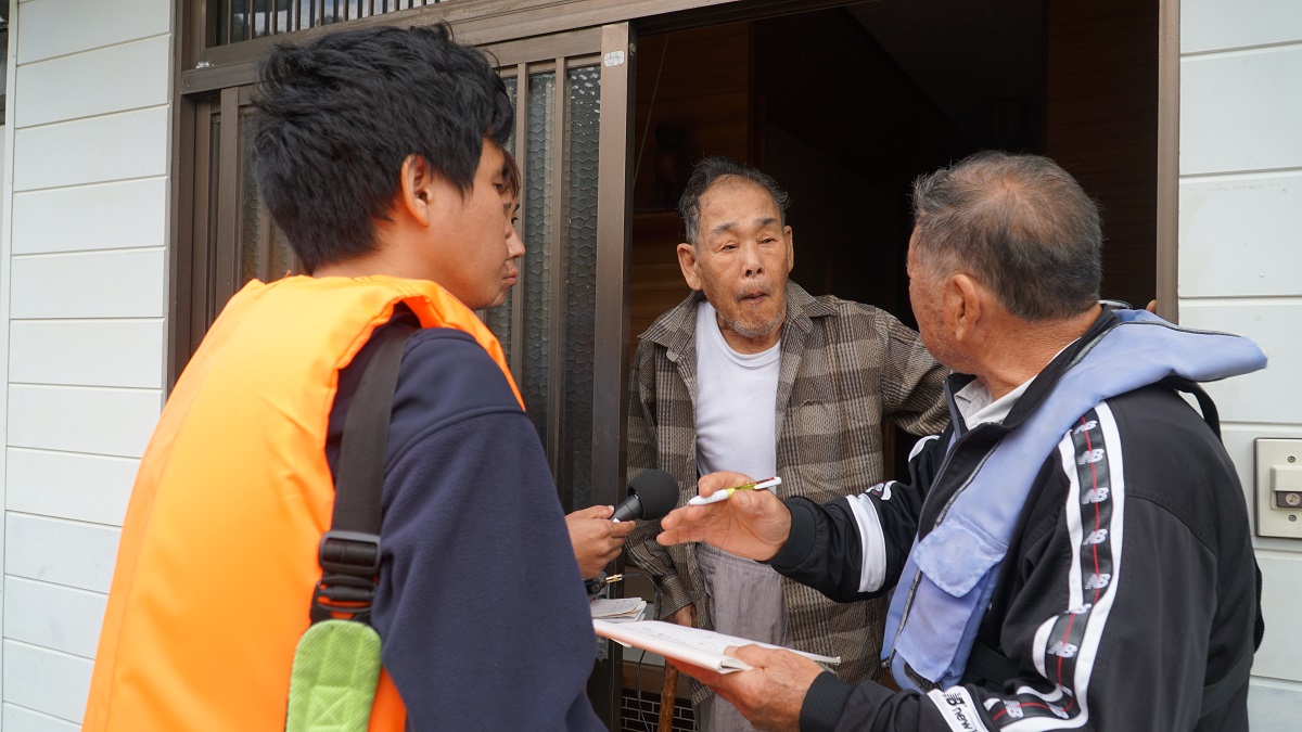 2019년 10월 17일 일본 대마도 고후나코시 마을 주민 쓰이키 가즈미(88)씨가 70여년 전 한국인 시신 매장 상황을 설명하고 있다.