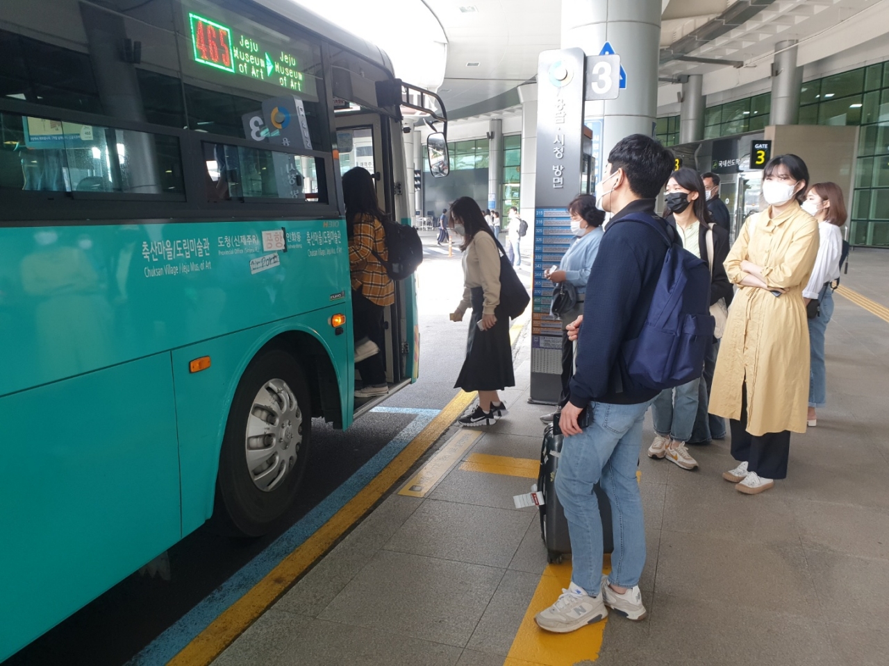 27일 오전 제주국제공항 버스정류장에서 승객들이 마스크를 쓰고 버스에 탑승하고 있다.