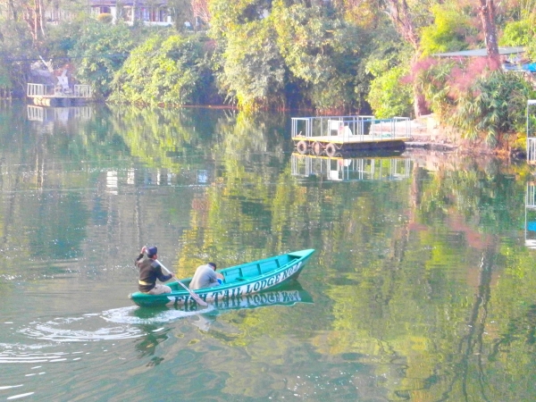나룻배를 타고 페와 호수를 건너고 있는 네팔인의 모습.