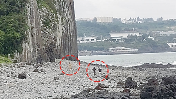 관광객들이 낙석사고로 출입이 금지된 서귀포시 예래동 갯깍주상절리에 있는 해식동굴로 가고 있다.