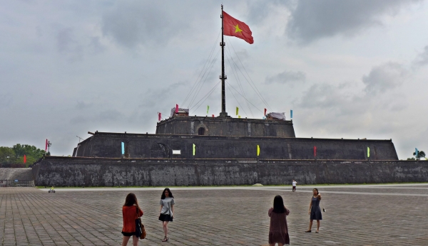후에 왕궁 앞 광장의 깃발탑 정경.