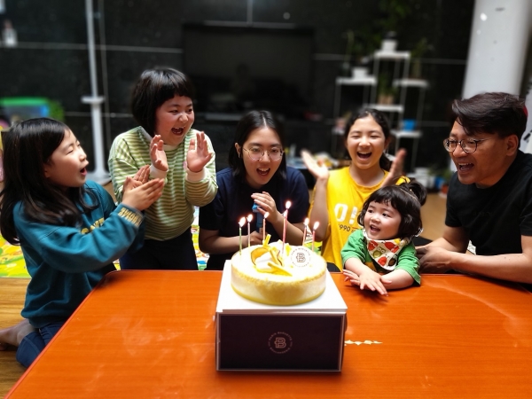 박미영씨(제주시 외도1동) 큰 딸의 생일을 함께 축하하는 가족들을 담은 ‘축하와 기쁨도 5배~’.