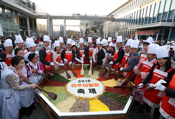 지난 2019년에 열린 전주비빔밥 축제. 사진=전북 전주시 제공