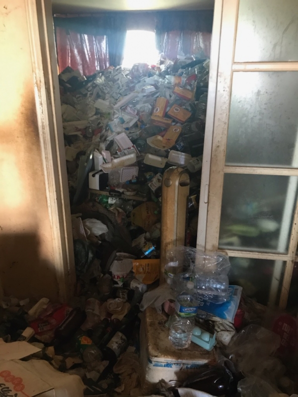 저장 강박증으로 70대 노인이 집안에 쌓아둔 쓰레기.