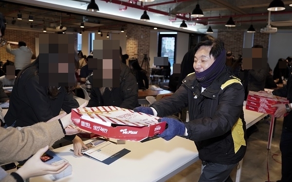 원희룡 제주도지사가 지난 1월 2일 도내 한 취업지원 기관 교육생에게 피자를 선물하는 모습.