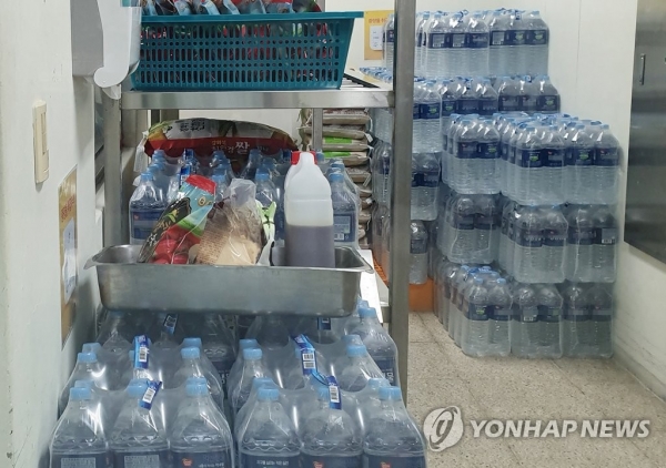 지난 7월 수돗물 유충 사태가 벌어진 인천시 서구 모 중학교 급식실에 생수병들이 보관돼 있다. 기사와 관련 없음.