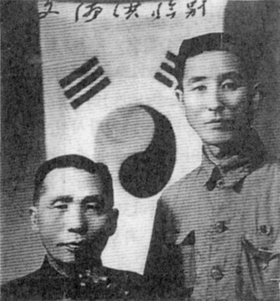 한국에 밀파되기 전 상해임시정부에서 선서식에서 문덕홍(사진 오른쪽)과 김구 주석.