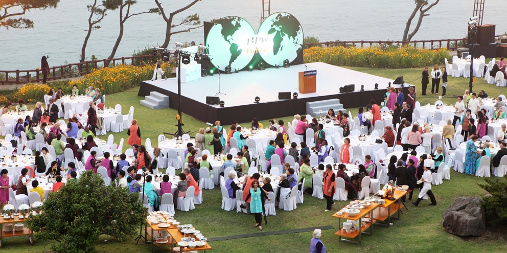 2014년 색달해변이 보이는 야외정원에서 열린 BPW 세계총회 만찬.