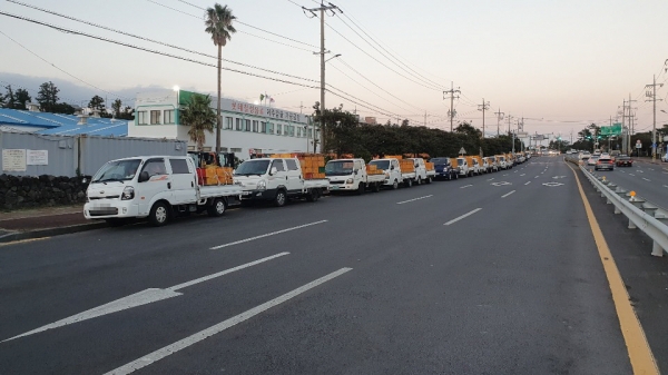 서귀포시 남원읍 신례리에 위치한 롯데칠성음료 제주감귤공장 앞 도로. 가공용 감귤을 판매하기 위해 대기하는 화물차량들이 길게 늘어서 있다.