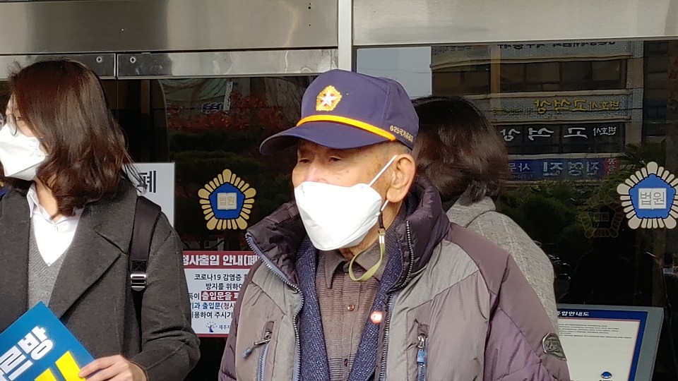 7일 김두황씨(92)가 제주지법 앞에서 무죄 판결을 받은 후 소회를 밝히고 있다.