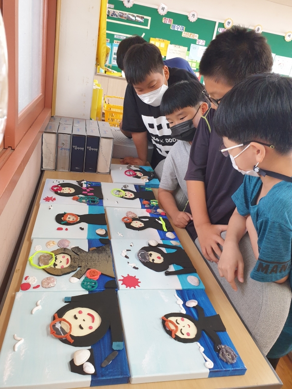 추자초 학생들이 해녀를 주제로한 작품을 만들고 있는 모습.