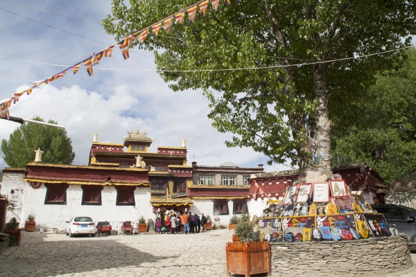 달라이 라마 7세 생가의 모습. 일반인이 들어갈 수는 없지만 생가 앞에 인상 깊은 돌탑도 있고 주변에 찻집 등도 있다. 리탕 여행자들이 꼭 들르는 명소 중 하나다.
