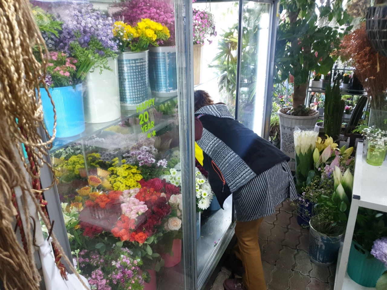 13일 제주시 아라동 꽃집에서 직원이 꽃 냉장고 안에 들어 있는 꽃들을 관리하고 있다.