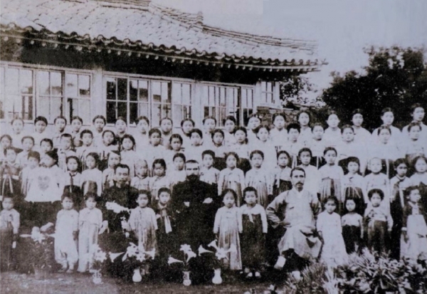 1915년 라크루 신부가 떠나기 전 학생들과 찍은 사진. 신성 100년사 수록