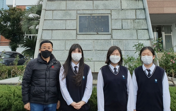 사진 왼쪽부터 이종문 지도교사, 서유나, 김유진, 좌예원 학생.