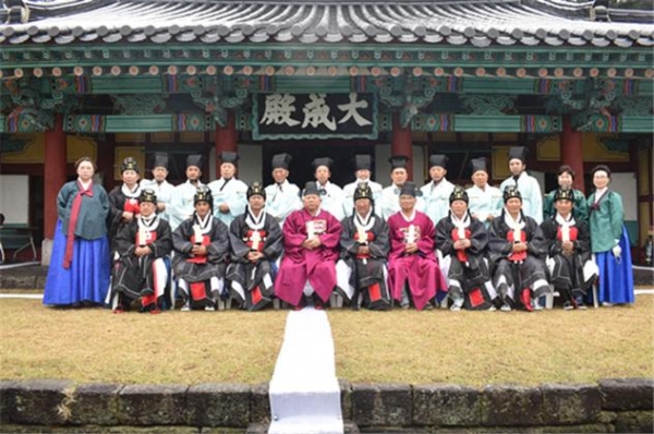 제주향교가 지난 20일 대성전에서 공부자 탄강 2572년 춘기 석전대제를 봉행했다.