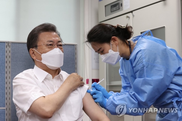 문재인 대통령이 23일 오전 서울 종로구보건소에서 아스트라제네카 백신을 맞고 있다. (연합뉴스)