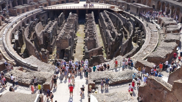 관광객들로 북적이는 콜로세움 내부. 검투사들의 피 튀기는 싸움에 수만 관중이 환호하던 로마의 원형 경기장이다.