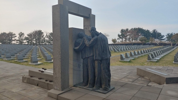 제주4.3평화공원 행방불명 희생자 묘역 전경. 조형물은전국에 있는 형무소에 끌려가는 수형인들의 모습을 표현했다.
