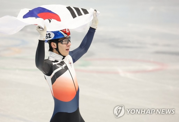 한국 쇼트트랙 대표팀 황대헌이 9일 오후 중국 베이징 캐피털 실내 경기장에서 열린 2022 베이징 동계올림픽 쇼트트랙 남자 1,500m 결승에서 금메달을 획득한 후 기뻐하고 있다. (연합뉴스)