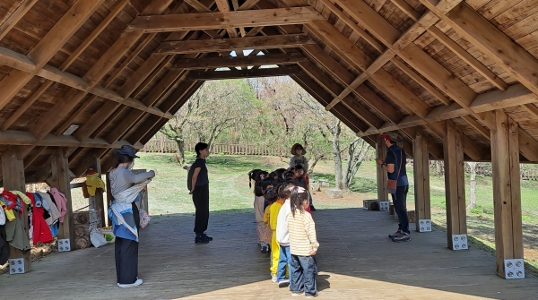 제주시 애월읍 수산근린공원 내 ‘유아동네숲터’에 설치된 대형 비가림시설에서 아동들이 체험교육을 받고 있다.