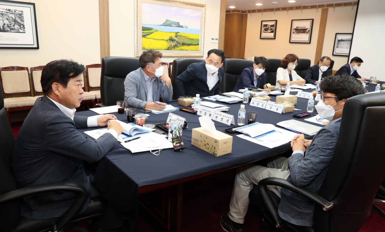 제주특별자치도와 한국은행 제주본부는 지난 8일 제주도청에서 물가안정과 지역경제를 회복하는 방안을 모색하기 위해 회의를 열었다.