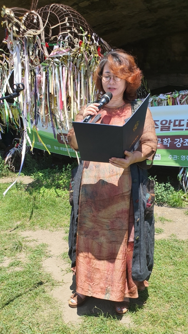 시낭송가 김정희가 이애자 시인의 ‘격납고 앞에서’를 낭송하고 있다.