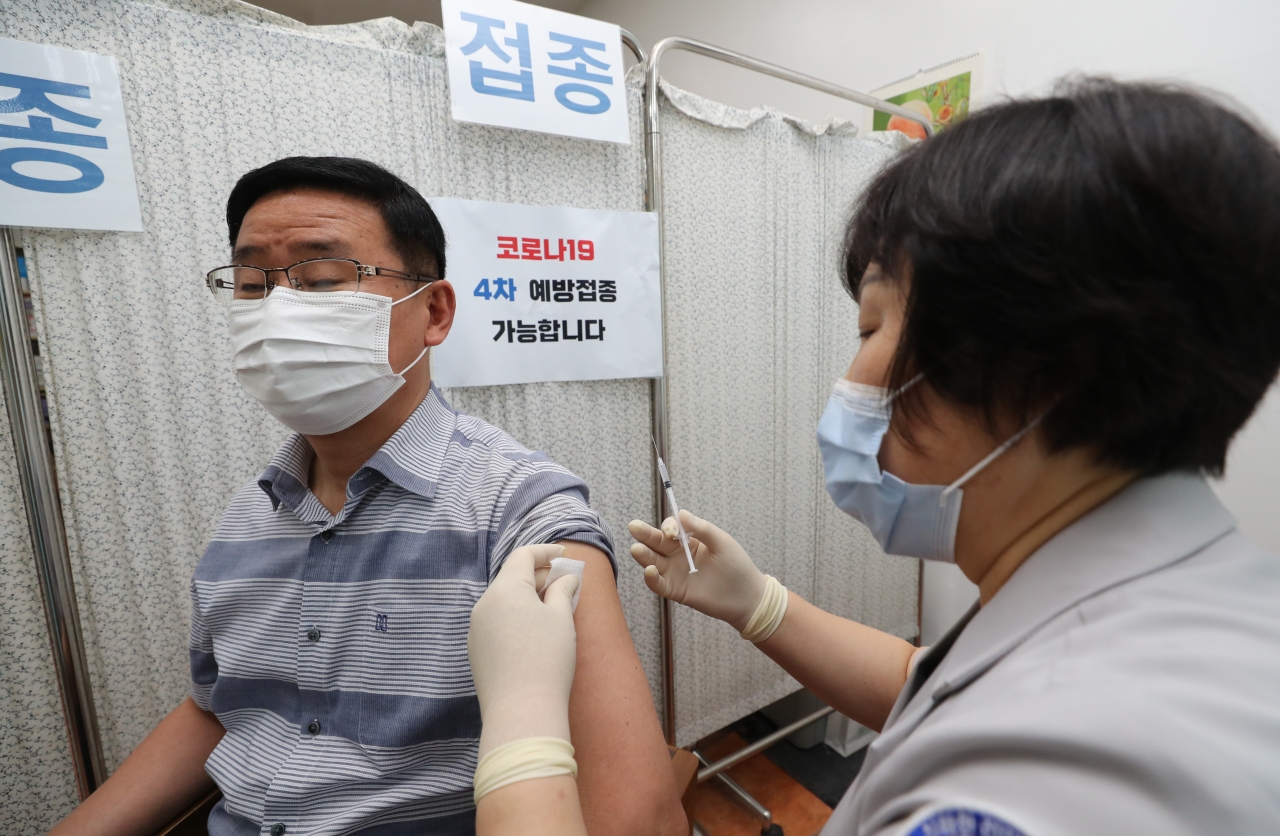 18일부터 50대 연령층에 대한 코로나19 4차 백신 접종이 시작됐다. 사진=연합뉴스.