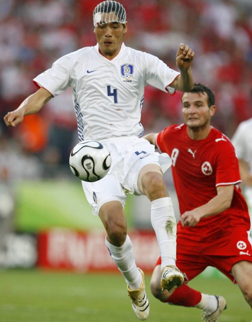 2006월드컵 스위스전에서 머리에 붕대를 감고 뛰고 있는 최진철.