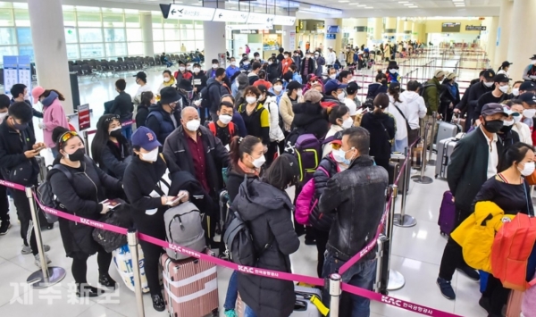 2020년 3월 코로나19 사태가 장기화 되면서 제주에 체류해 있던 중국인들이 귀국길에 오르기 위해 제주국제공항 국제선 대합실에서 줄을 서고 있다. 제주일보 자료사진