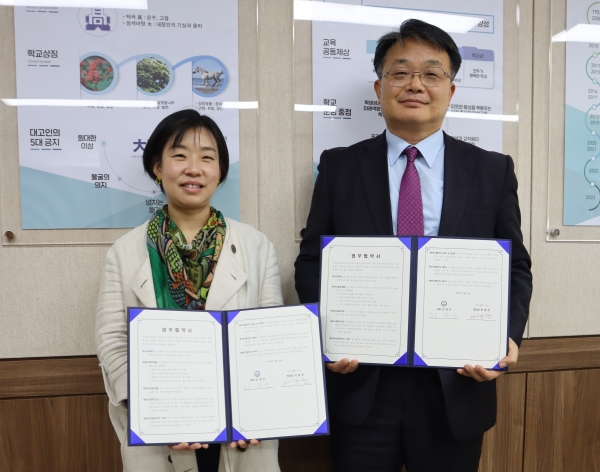 대정고등학교와 서귀포시문화도시센터가 지난 12일 대정고등학교에서 업무협약을 맺었다.