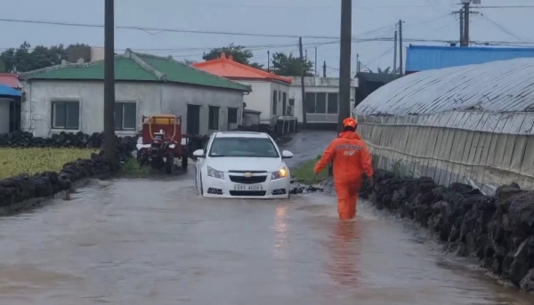 서귀포시 대정읍 무릉리에서 도로가 침수되면서 차량이 빗물에 고립되는 사고가 발생했다.