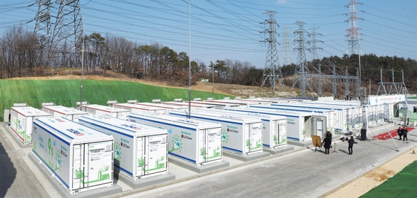 경상 경산변전소에 주파수 조정용으로 설치된 에너지저장장치(ESS) 시설 모습. 한국전력 제공.