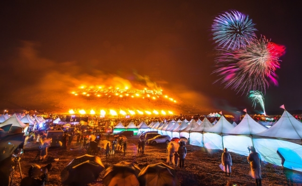 제주시 애월읍 새별오름에서 열린 제주들불축제 하이라이트인 들불 놓기 전경.