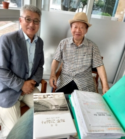 전 제주도 건설교통국장을 지낸 김종근님(사진 오른쪽)이 한라산 길에 관련된 자료를 질토래비에 전달했다.