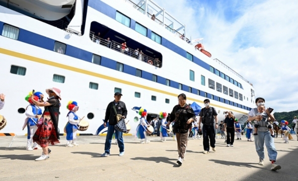 지난 8월 31일 사드 사태 이후 6년 반 만에 제주항에 첫 입항한 국제크루즈 상하이 블루드림스타호(2만4천782t)에서 관광객들에 배에서 내리고 있다. 제주일보 자료 사진