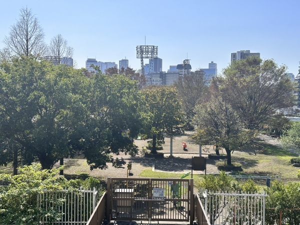 ‘오치아이츄오 공원’은 일본 최초로 물처리시설 상부를 이용해 조성된 공원이다. 공원 내에는 야구장과 테니스 코트 등이 있어 많은 지역주민들이 애용한다.