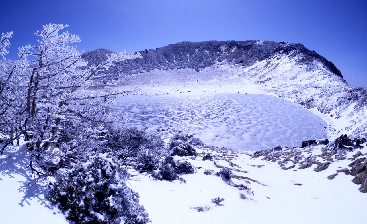 겨울 한라산 백록담 전경. 사진=한라산국립공원관리소 제공
