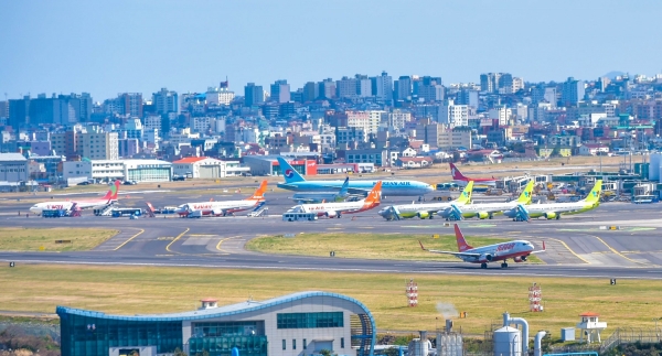 항공기로 붐비는 제주국제공항 활주로 전경.