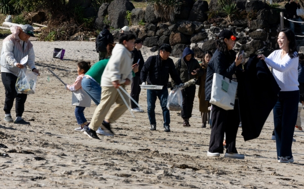 제주시 조천읍 함덕해변에서 지난 11일 참가자들이 걸으면서 쓰레기를 줍는 모습.