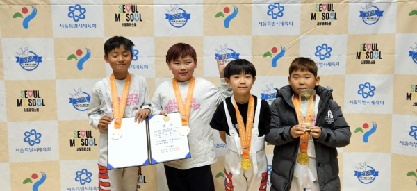 대회 남초 1,2학년 플러레에서 금메달을 따낸 최유진, 이지후, 설윤제, 이승휘.(왼쪽부터)