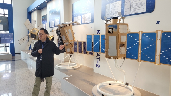 노형일 한국항공우주연구원 홍보실장이 지구 궤도 목표에 도달해 임무를 수행 중인 국내 기술로 개발된 위성을 소개하고 있다. 모형 위성은 실제 위성의 3분의 1 크기로 제작됐다.