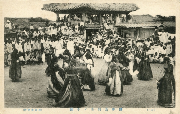 1914년 촬영된 ‘탐라국 입춘의례’ 모습을 담은 사진이, 1920년 전후 ‘제주도 기생들의 춤’이라는 제목의 사진엽서로 발행됐다.(제주민속자연사박물관 제공)