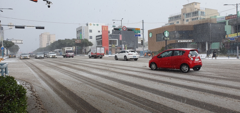 23일 폭설과 강풍으로 도로가 얼어붙으면서 아침 출근길에 나선 많은 차량들이 거북이 주행을 하고 있다.