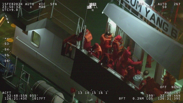 해경이 침수 중인 화물선 A호에서 승선원들을 구조하고 있는 모습. (사진 서귀포해양경찰서 제공)