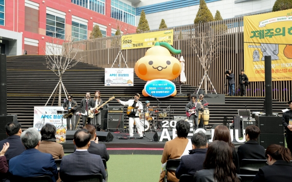 제주특별자치도는 28일 서울 아이파크몰 용산점에서 아시아·태평양경제협력체(APEC) 정상회의 제주 유치를 기원하는 ‘제주의 하루’ 행사를 연 가운데 사우스카니발 밴드가 공연하고 있다.