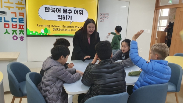 제주북초에서 25일 학생들이 한국어학급 수업을 받고 있다.